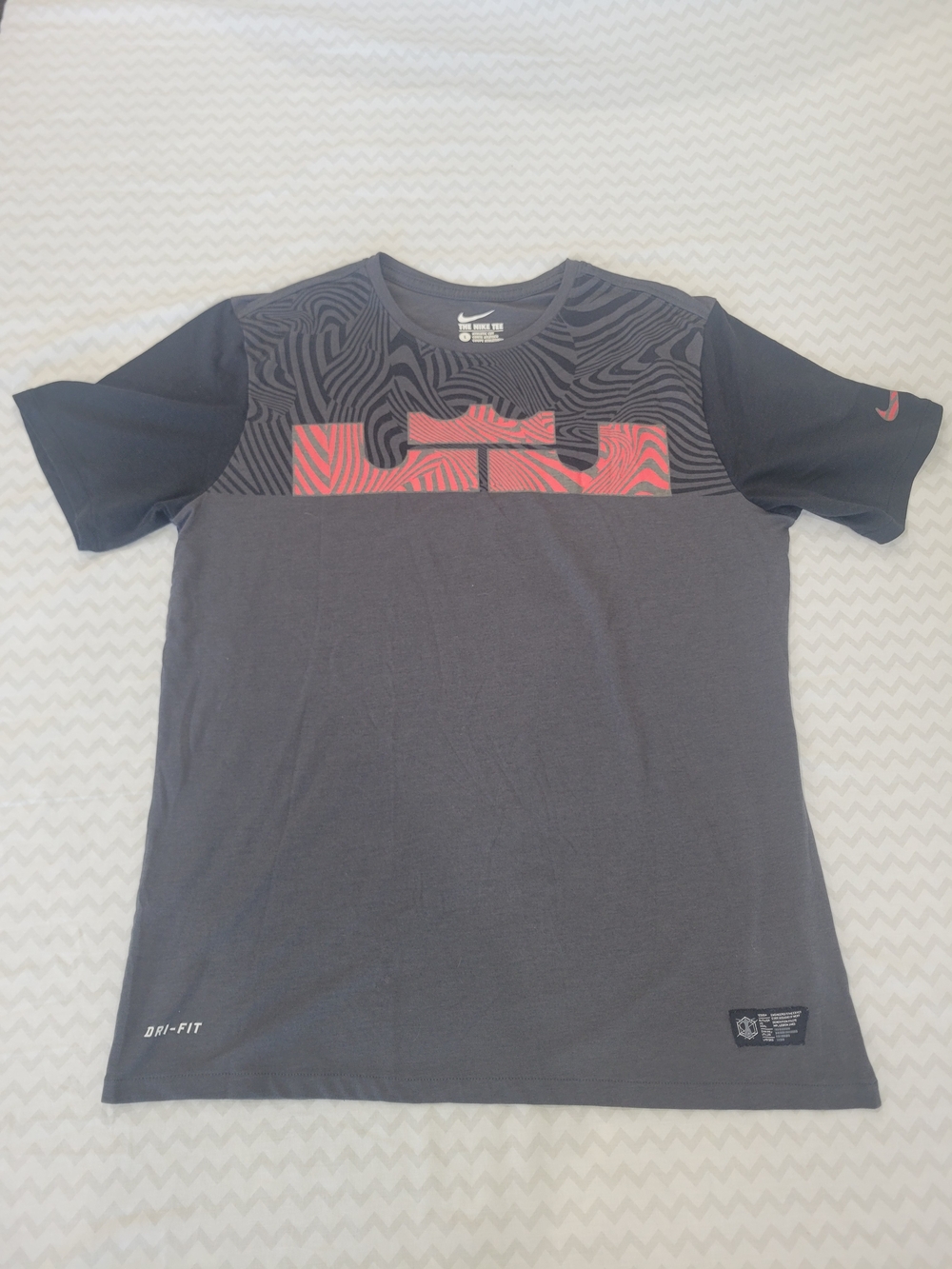 Nike Men’s Gray & Black Dri-FIT LeBron Graphic T-Shirt